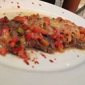 filete de res con tomate fresco y mozzarella 