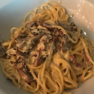 Spaguetti a la parmesana con hongos y prosciutto