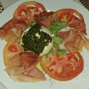 Burrata con tomate y jamon serrano