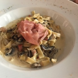 fetuccini con crema de Grana Padano, prosciutto y hongos