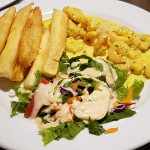 Camarones con Coco y Curry y yuca frita