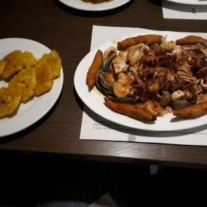 Mixto de mariscos al ajillo con patacones