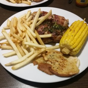 Pollo envuelto en tocino con papas fritas