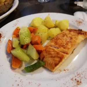 salmon con vegetales 