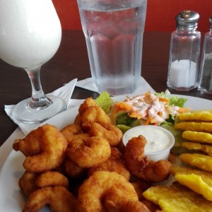 camarones apanados con patacones y limonada con coco