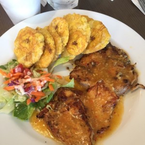 pollo al ajillo con patacones