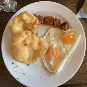 Hojaldres con huevos fritos y chorizo tableño