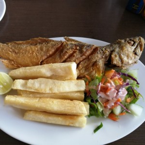 pescado entero con yuca