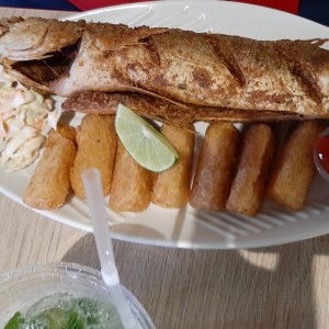 corvina entera frita con yucas 