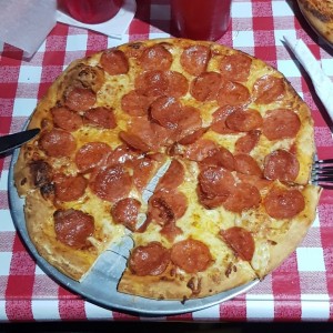 Pizza delgada con extra peperoni