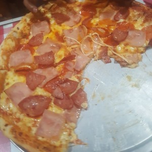 pizza familiar de salami peperoni y jamon