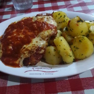 filete de pollo a la parmesana+papas salteadas