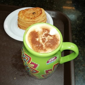 capuccino y pastelito de queso