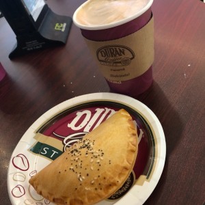 empanada de carne y capuccino grande