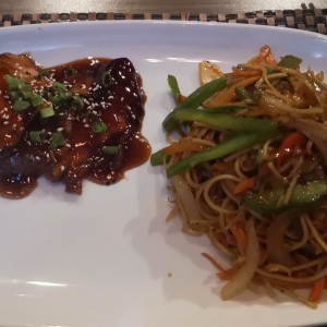 tepan de salmon con yakisoba