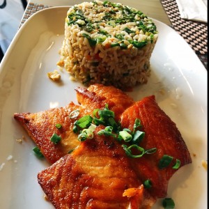 salmon a la Plancha con arroz takimeshi