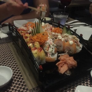 sushi variados servidos en puente