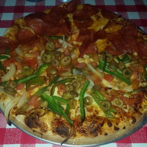 pizza mitad vegetales y mitad giorgio