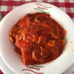 Ravioli de pollo en salsa de hongos