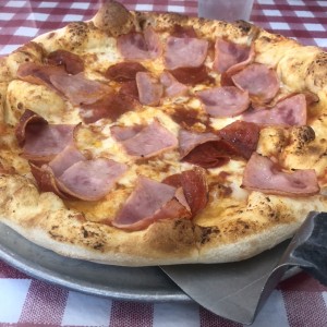 Pizza de jamón con peperoni 
