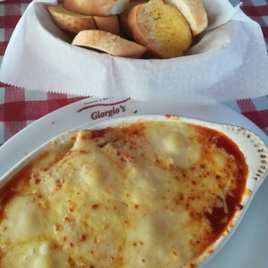 Raviolo cratinado con salsa roja