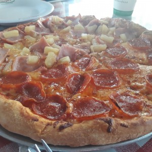 mitad pepperoni y mitad hawaiana