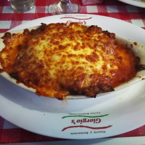 Lasagna gratinada de carne en salsa roja 