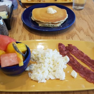 Fit Quick breakfast (clara de huevo y fruta). pancakes aparte.