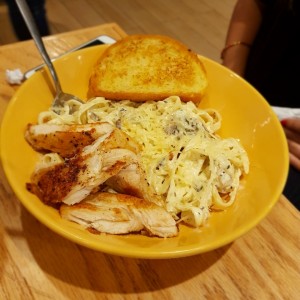 Pasta con pollo y hongos