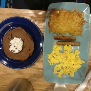 Pancake de chocolate con Hashbrown, 2 chorizos y huevos revueltos