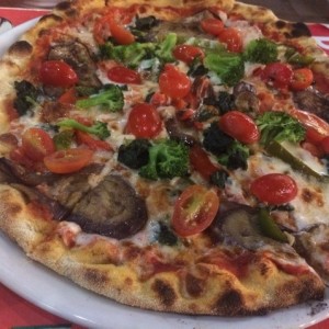 Pizza de Berenjena con tomate y brocoli