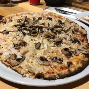 Pizza de pollo con extra hongos 