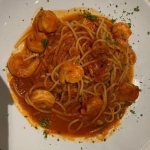 Spaghetti con camarones en salsa roja