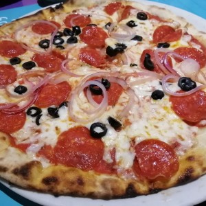 pizza peperoni, aceitunas negras y cebolla