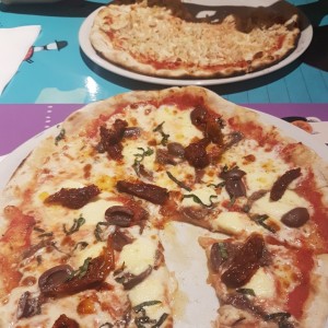 pizza de anchoas y pizza de pollo 