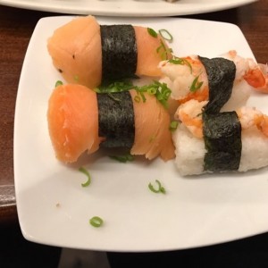 Piezas de sushi salmon y camaron