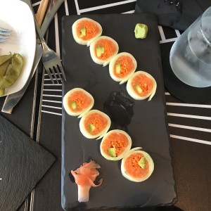 sushi pepino salmon y aguacate sin arroz