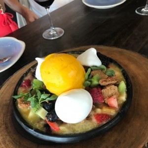 Helado de mango, merengue, fruta y galleta