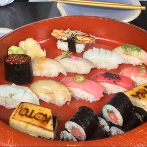 CHEF'S COMBINATIONS - SUSHI SAMPLER