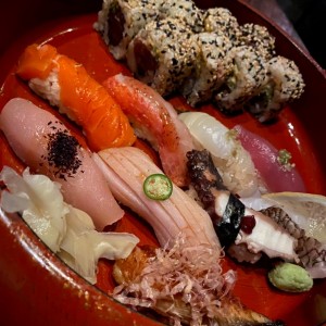 CHEF'S COMBINATIONS - SUSHI SAMPLER