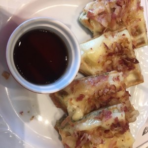 Waffles de mozarella y bacon