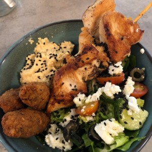 kebab de pollo, hummus, ensalada griega y falafel