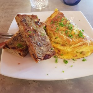 pan de la casa con omelettes