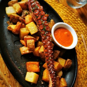 Pulpo a la parrilla con patata nacional y salsa Santa Rita