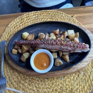 Pulpo a la parrilla con patata nacional y salsa Santa Rita