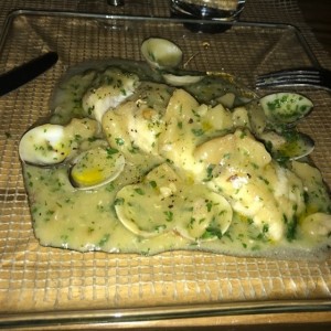 Rodaballo con salsa verde y papas y almejas