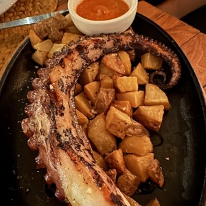 Pulpo a la parrilla con patata nacional y salsa Santa Rita