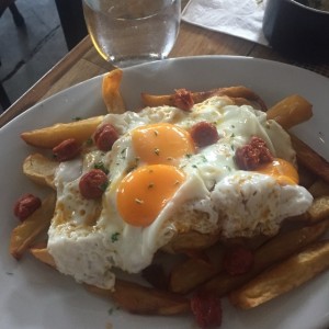 huevos estrellados con chistorra