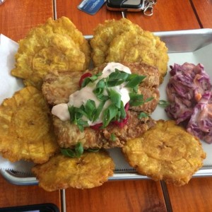 Pescado Dorado con Patacones y Ensalada-Delicioso