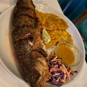 Pescado Frito con Patacones